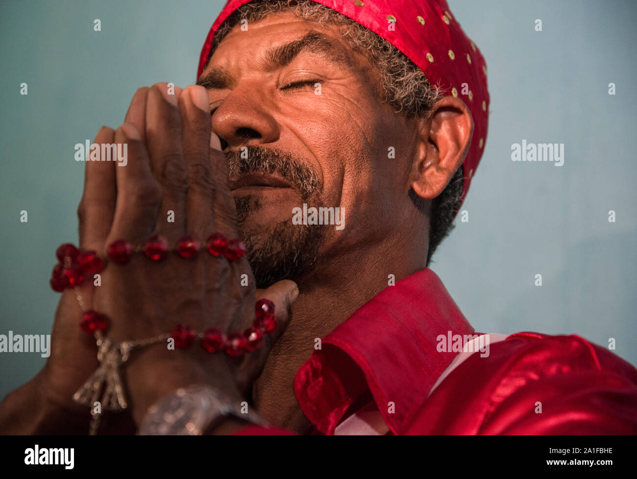 L'homme afro-brésilien priant pendant le carnaval partie religieuse Banque D'Images