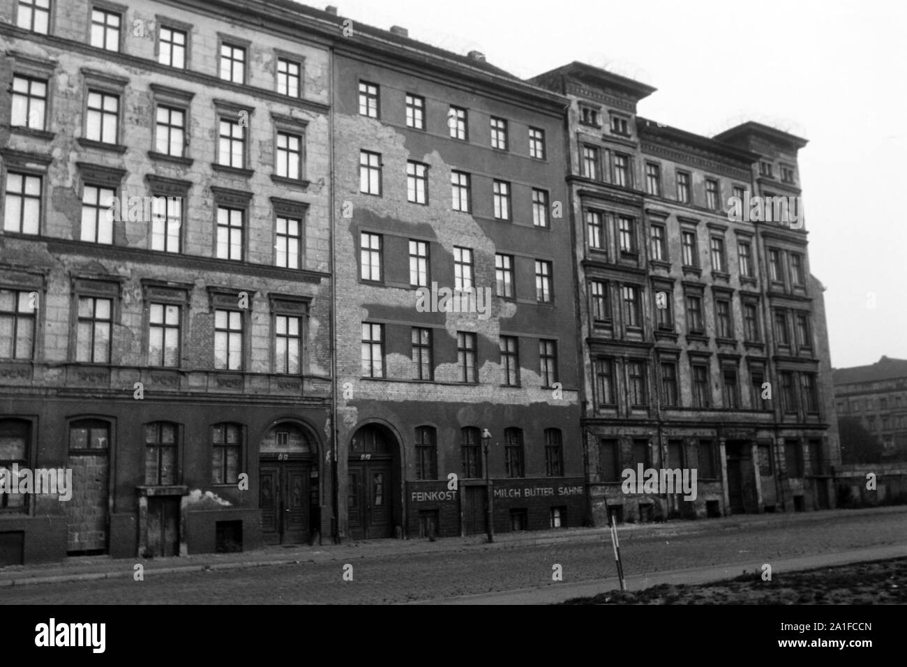 Zugemauerte Fenster en Häusern auf der Ostseite der Mauer à Berlin, Deutschland 1962. Windows dans les maisons fortifiées sur le côté est du mur de Berlin, Allemagne 1962. Banque D'Images