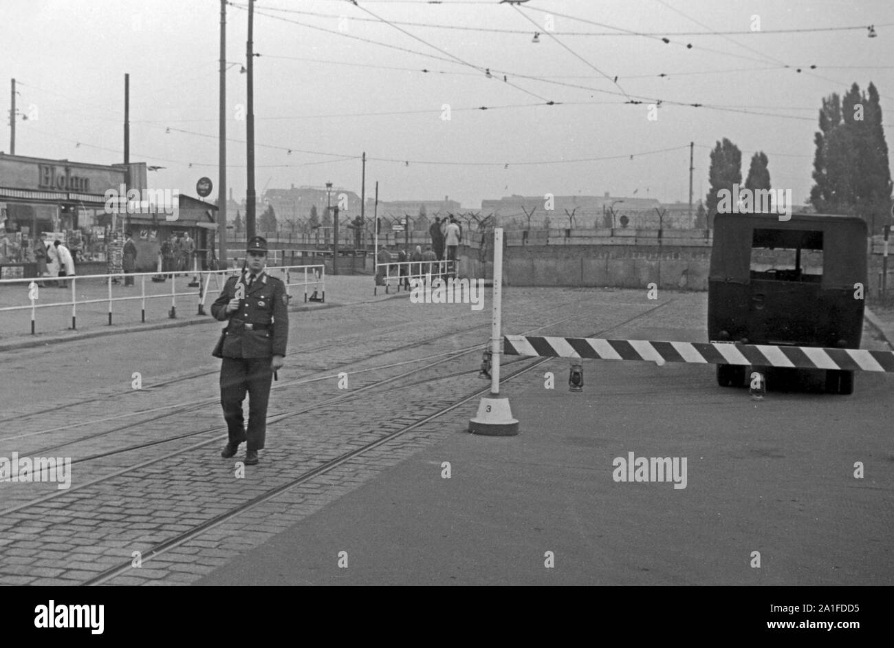 Un Grenzsoldat Deutscher der amerikanischen Sektorengrenze à Berlin, Deutschland 1962. Soldat allemand sur sentinel à la frontière du secteur américain de Berlin, Allemagne 1962. Banque D'Images