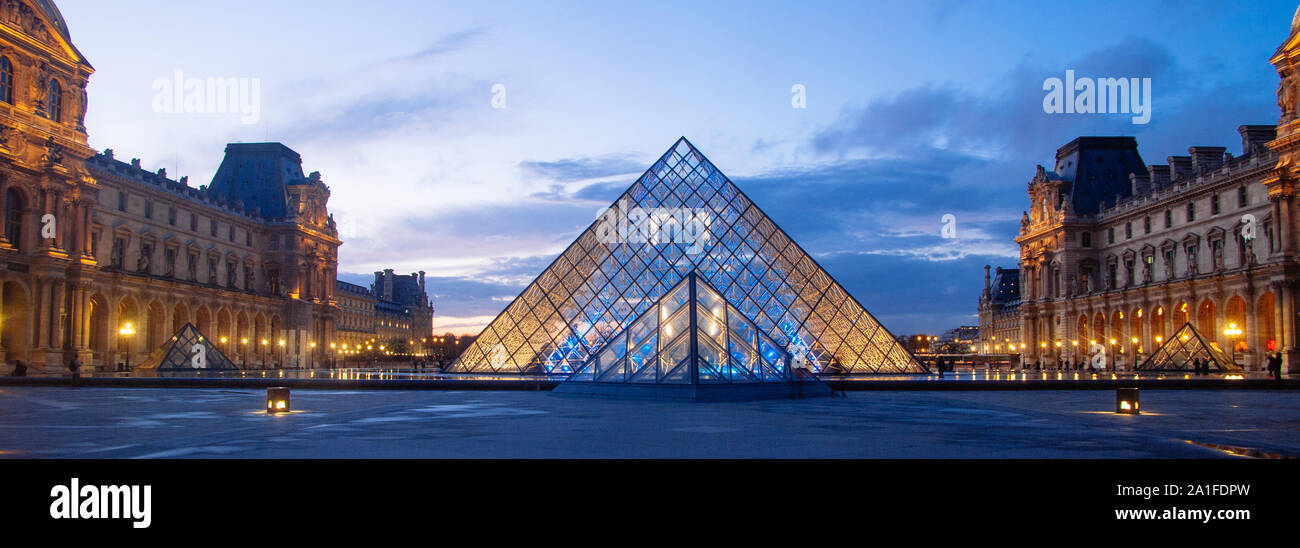 PARIS,FRANCE-NOV17 : Louvre photographiés de nuit le 17 novembre 2009, à Paris,France. C'est l'un des sites touristiques les plus populaires destin Banque D'Images