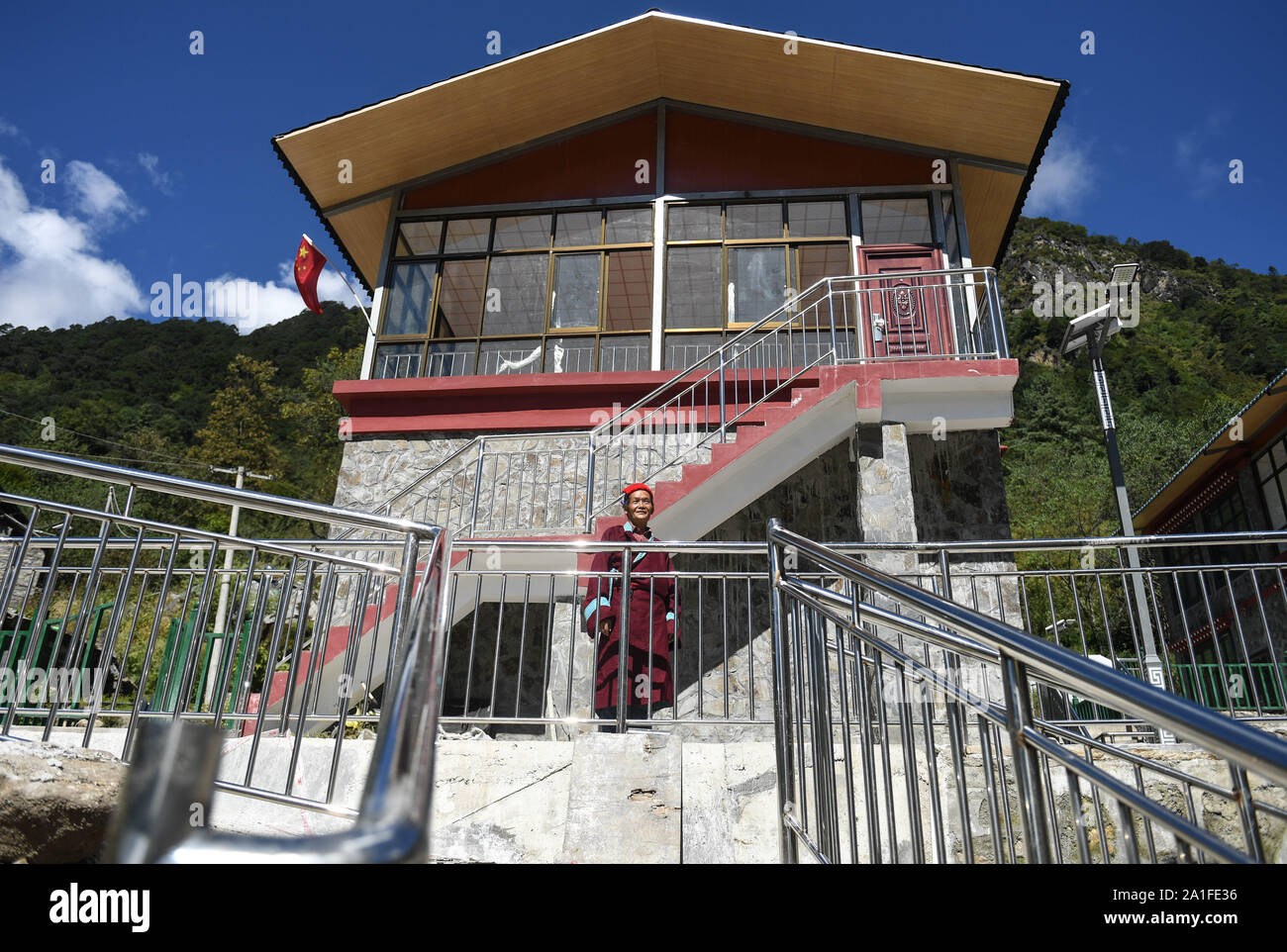 Shannan. 26 Sep, 2019. Photo prise le 26 septembre 2019 montre un villageois debout devant la nouvelle habitation dans le comté de Cona, Shannan, ville du sud-ouest de la Chine dans la région autonome du Tibet. Les villageois de l'ethnie Monba déplacé dans leurs nouveaux logements afin d'améliorer les conditions de logement. Credit : Jigme Dorje/Xinhua/Alamy Live News Banque D'Images