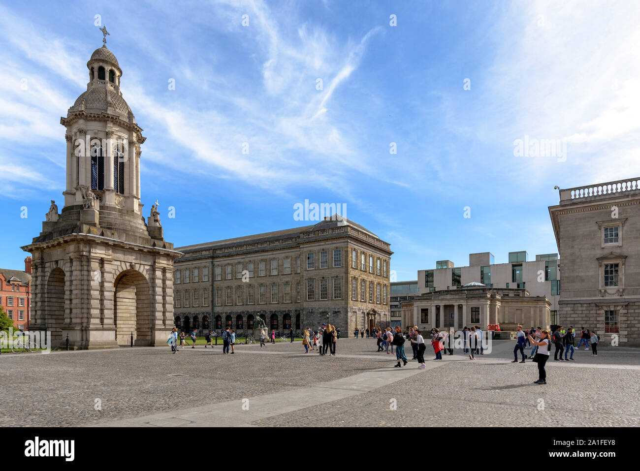 Le Campanile et l'ancienne bibliothèque du Trinity College de Dublin comme vu de la place du Parlement sur une journée ensoleillée Banque D'Images