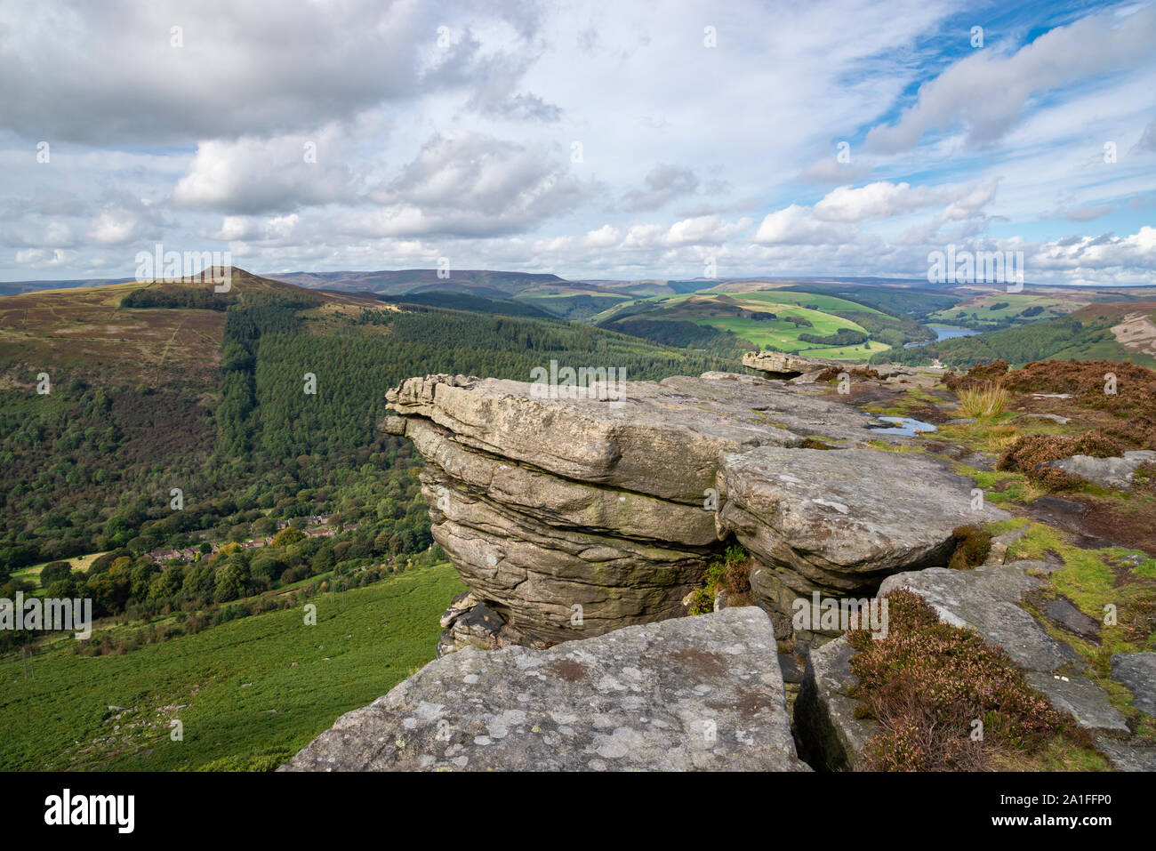 Septembre ensoleillé jour Bamford Edge dans le parc national de Peak District, Derbyshire, Angleterre. Avis de Win Hill. Banque D'Images