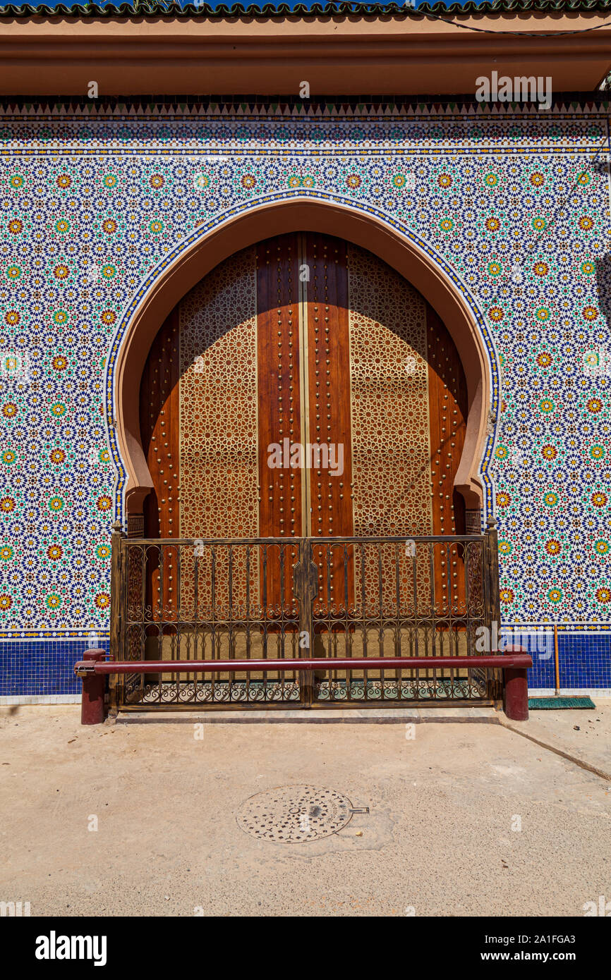 Porte ouvragée à Mosquée lalla Aouda meknes maroc Banque D'Images