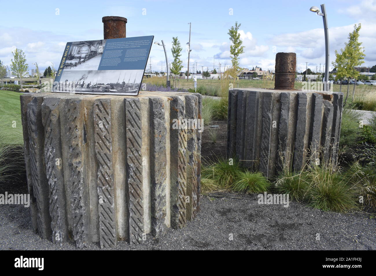Pendant de nombreuses années, cette zone avait été le site de plusieurs papiers. Ces rouleaux de papier sont des artefacts de ces temps. Banque D'Images
