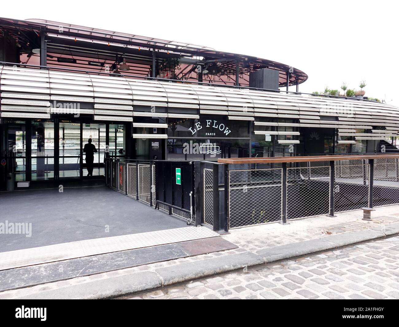 Le Flow, bar flottant, restaurant, lieu de divertissement, barge, le long de la Promenade des Berges de Seine, Paris, France pendant la journée. Banque D'Images
