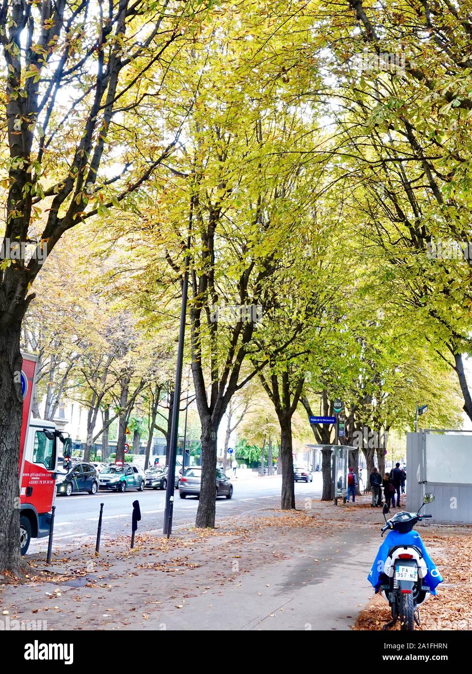 Les gens marchant sur le trottoir après l'arrêt de bus pour le Palais de la Découverte avec des couleurs automnales, Paris, France. Banque D'Images