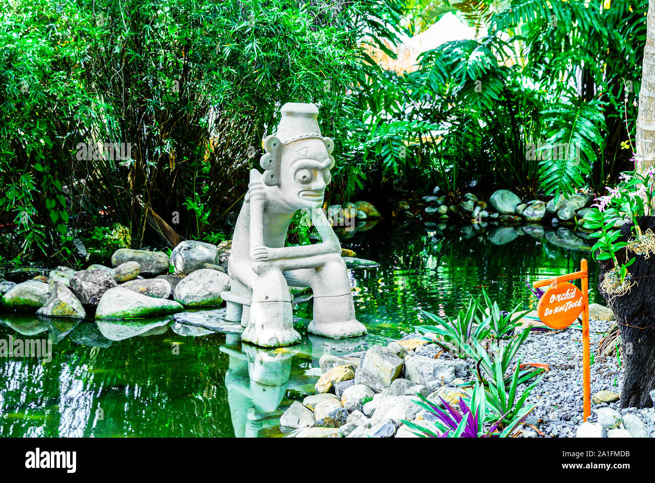 Jardin avec une statue à Punta Cana, République dominicaine. Banque D'Images