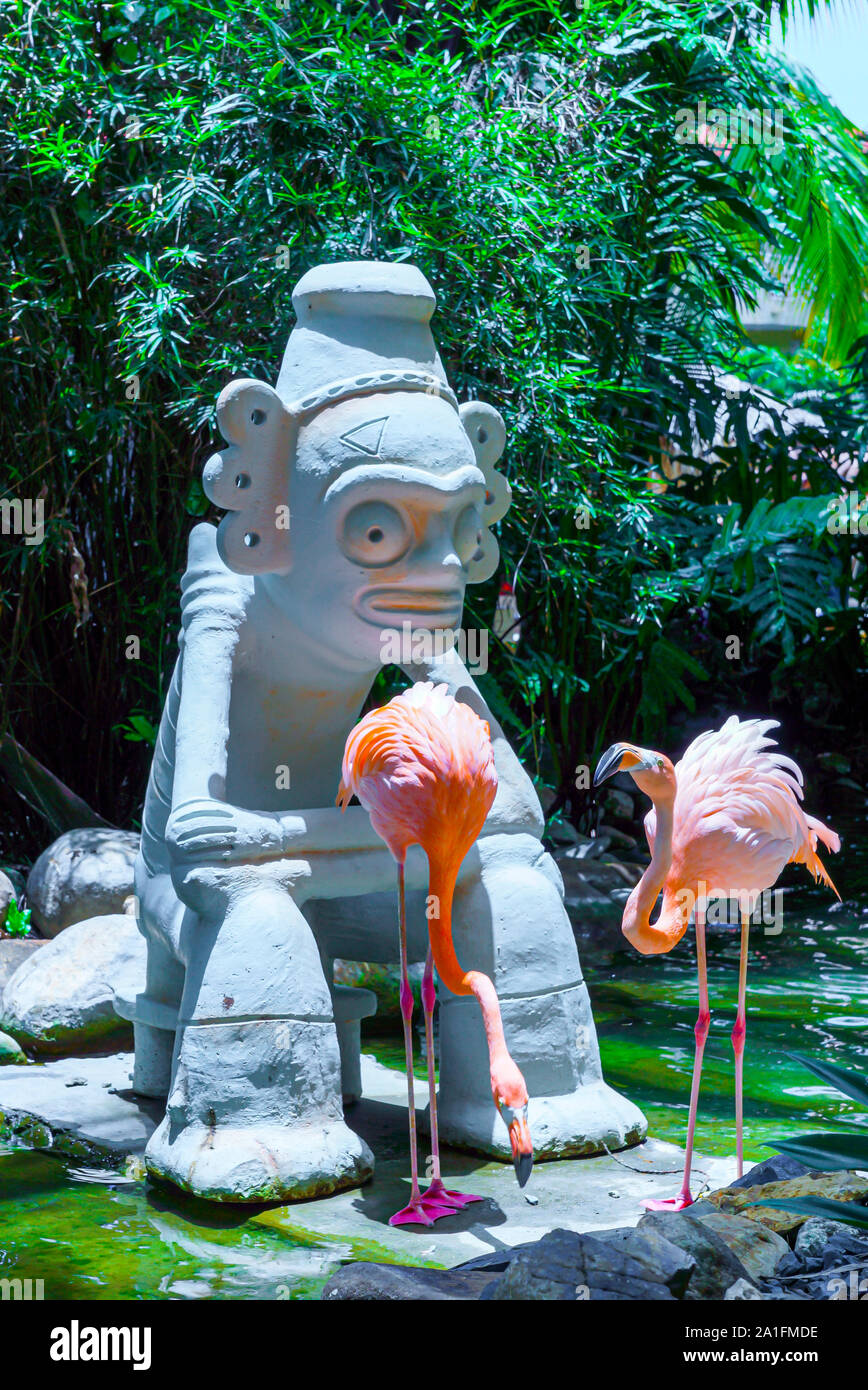 Les flamants se reposer près de une statue à Punta Cana, République dominicaine. Banque D'Images