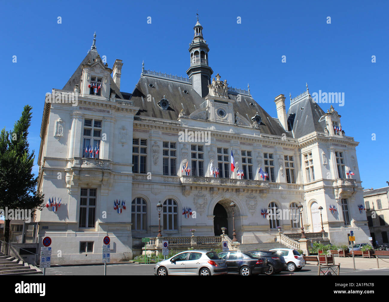 NIORT, FRANCE, LE 17 JUILLET 2017 : l'imposante pierre blanche Hôtel de ville de Niort. Le bâtiment de style renaissance est toujours le centre administratif Banque D'Images