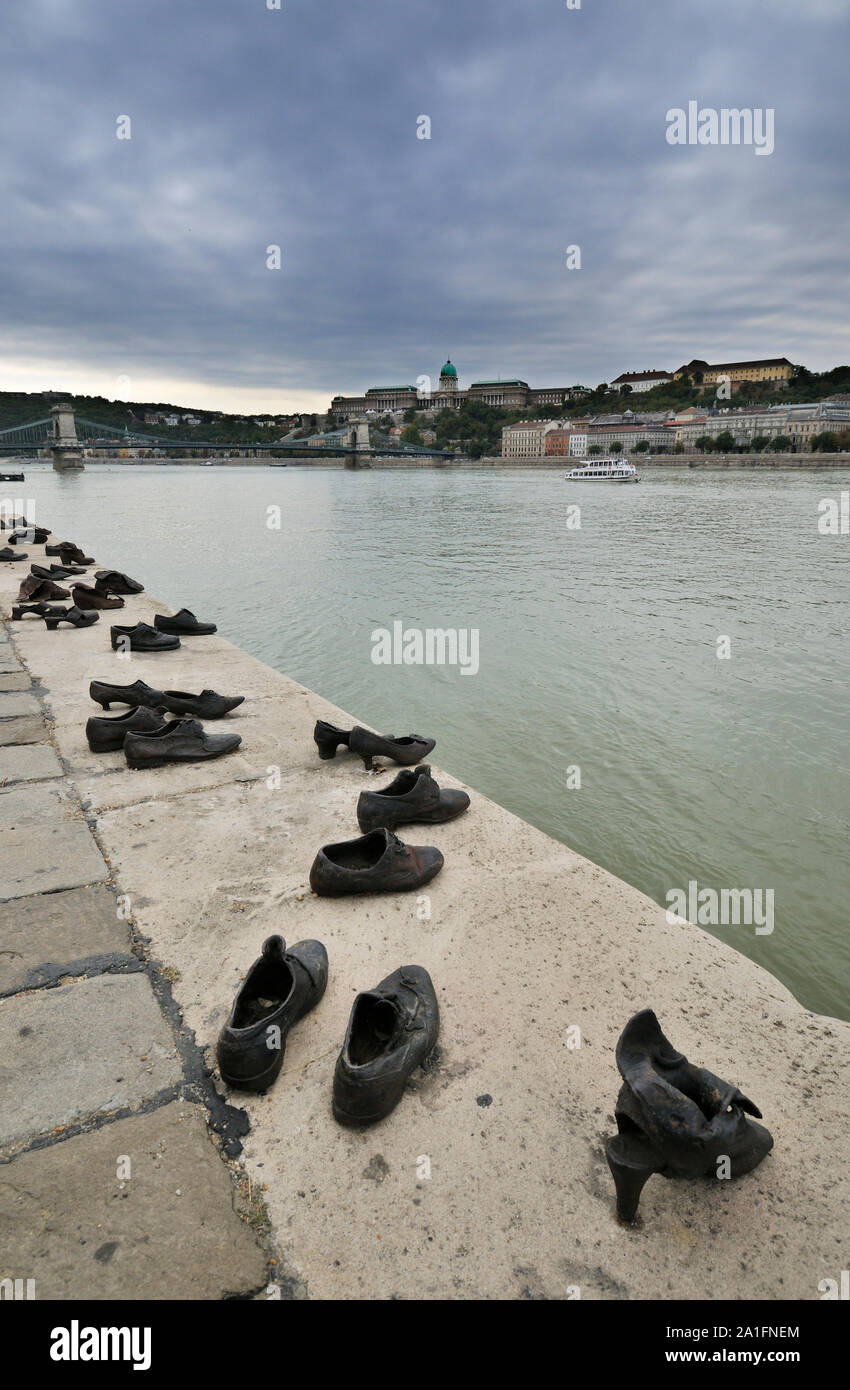 Chaussures sur la promenade du Danube. Un mémoire par Gyula Pauer et pouvez Togay qui honore les juifs tués ici par les fascistes. Budapest, Hongrie Banque D'Images
