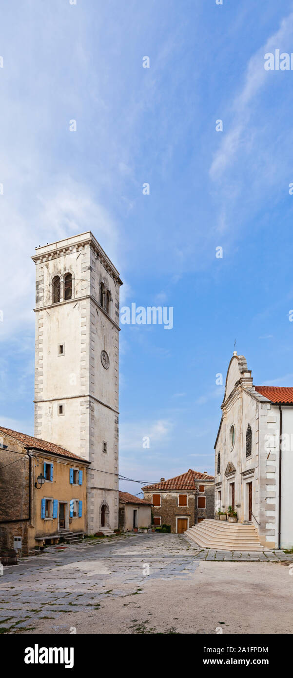 Eglise Saint George et beffroi de la ville Buzet en Croatie Banque D'Images