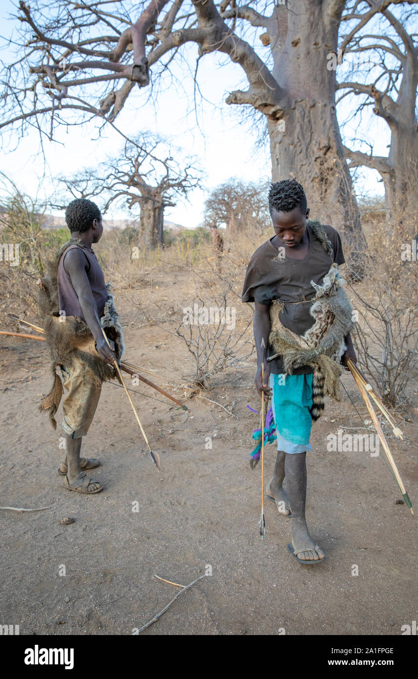 Lake ayasi, Tanzanie, 11 Septembre 2019 : à la recherche d'Hadzabe des pistes d'animaux au cours d'un voyage de chasse au lever du soleil Banque D'Images