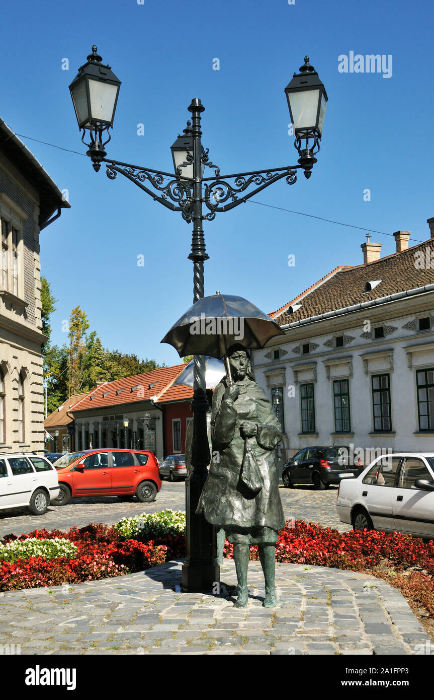 Femme avec parapluie, sculptures par Imre Varga. Obuda (vieux Buda). Hongrie Banque D'Images