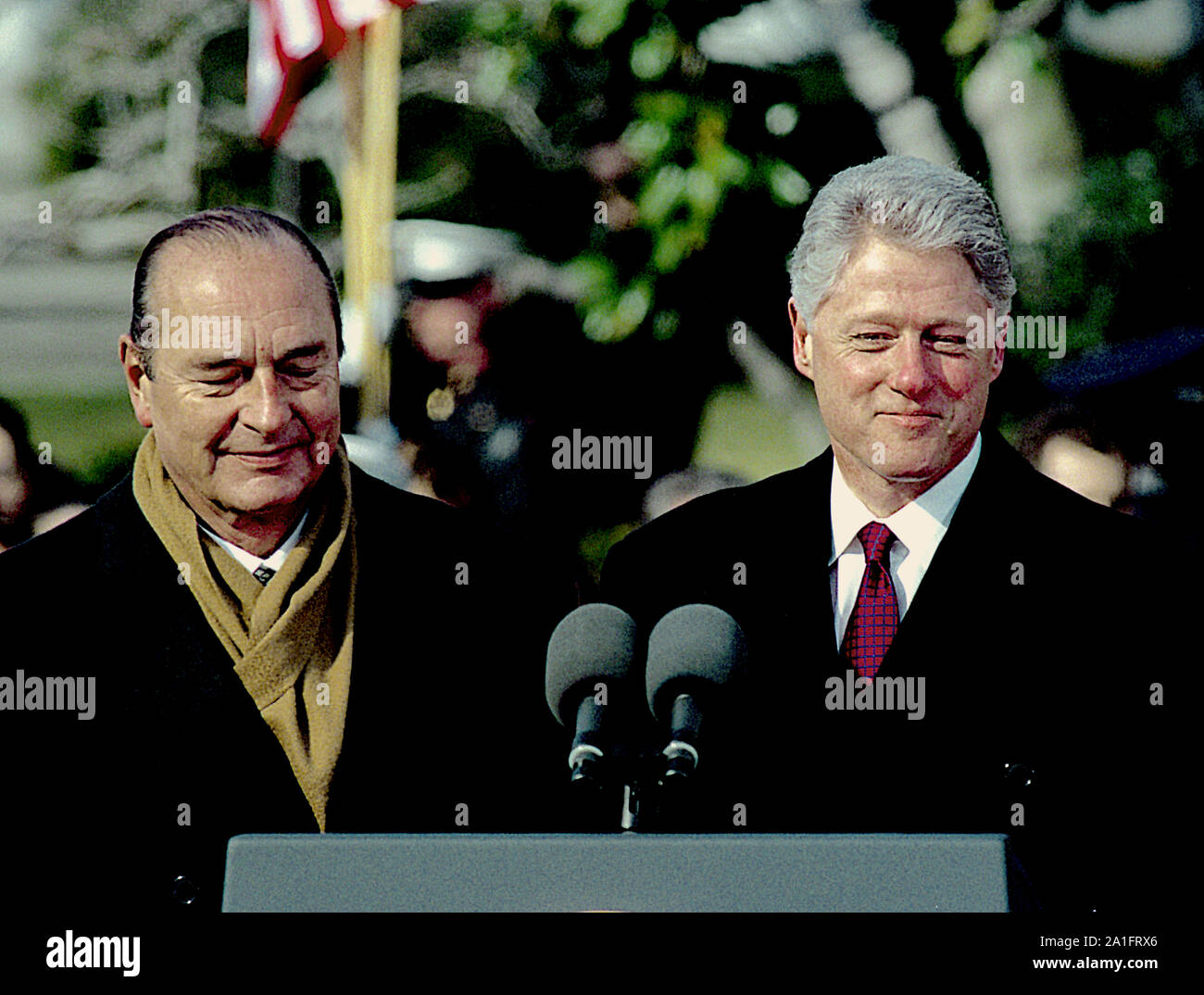 ***PHOTO*** L'ancien président français, Jacques Chirac nous a quittés. Washington, DC., USA, 1 février 1996, le président William Jefferson Clinton et le président français Jacques Chirac à podium sur la pelouse Sud de la Maison blanche au cours de la parole l'arrivée officielle de l'Etat pour la cérémonie le Chef de l'Etat français. Credit : Mark Reinstein/MediaPunch Banque D'Images