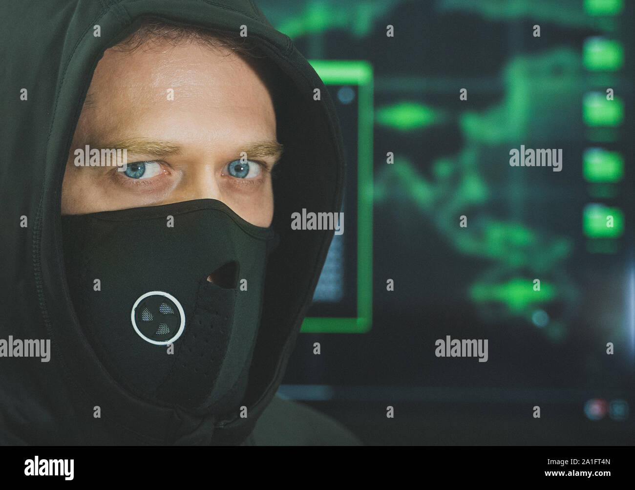 Hacker dans black mask. Piratage informatique et internet security concept. Banque D'Images