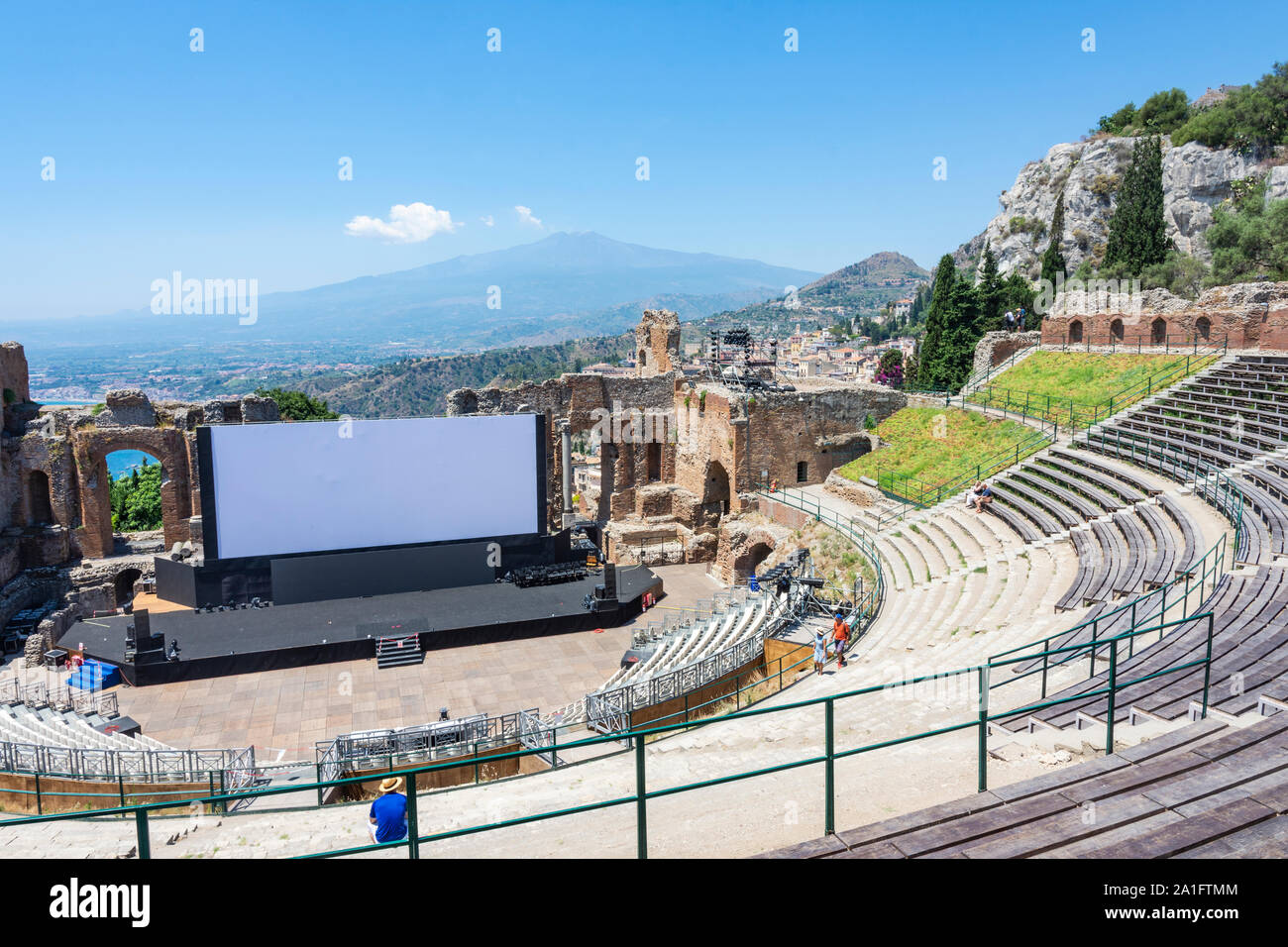 Ruines de l'ancien théâtre grec de Taormina, avec l'Etna en arrière-fond. Taormina est situé dans la province de Messine sur la côte est de la Sicile. Banque D'Images