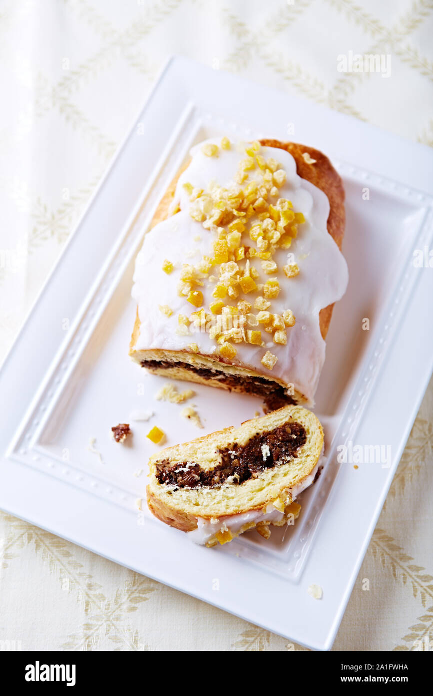 Graines De Pavot Gateau Traditionnel Rouleau Avec Du Glacage Fruits Secs Et Noix Pologne Gateau Pour Noel Arriere Plan Lumineux Vue D En Haut Copier L Espace Photo Stock Alamy