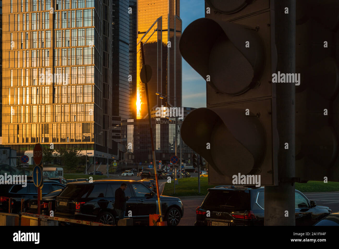 Moscou, Russie - le 12 septembre 2019 : vieux feu de circulation dans l'impasse. Paysage urbain. Dans l'arrière-plan le centre d'affaires de la ville de Moscou Banque D'Images