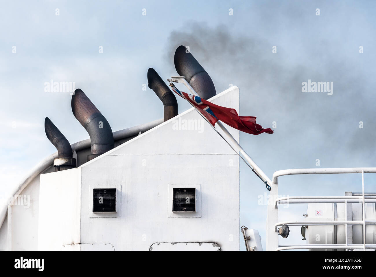 Les tuyaux d'échappement d'un ferry avec fumée noire qui sort. Concept de la pollution. Banque D'Images