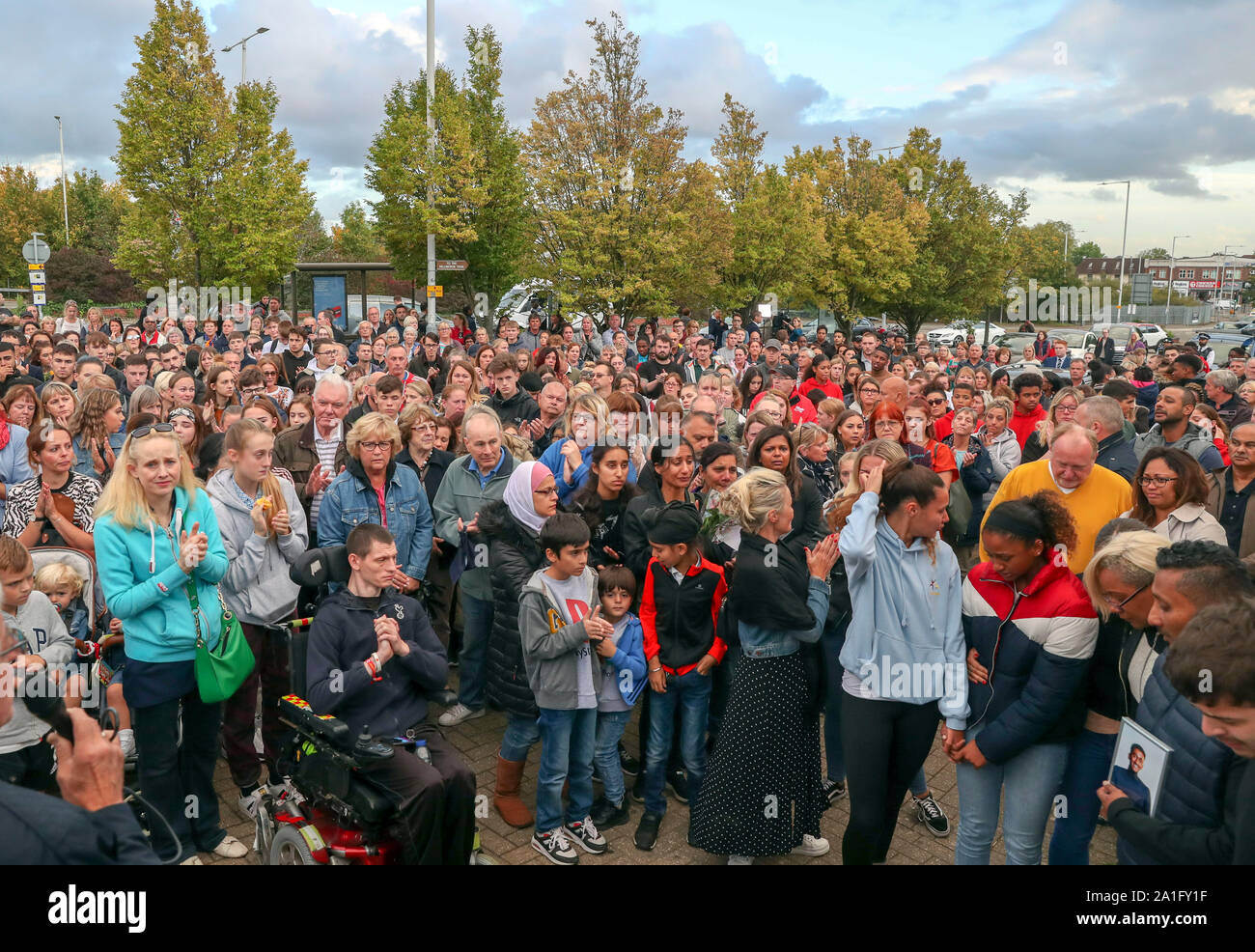 Des centaines de personnes rendent hommage à une manifestation silencieuse devant Hillingdon gare de Londres, tenue pour Daniel Tashan, qui a été poignardé à la gare tandis que sur son chemin à un jeu d'Arsenal mardi. Banque D'Images