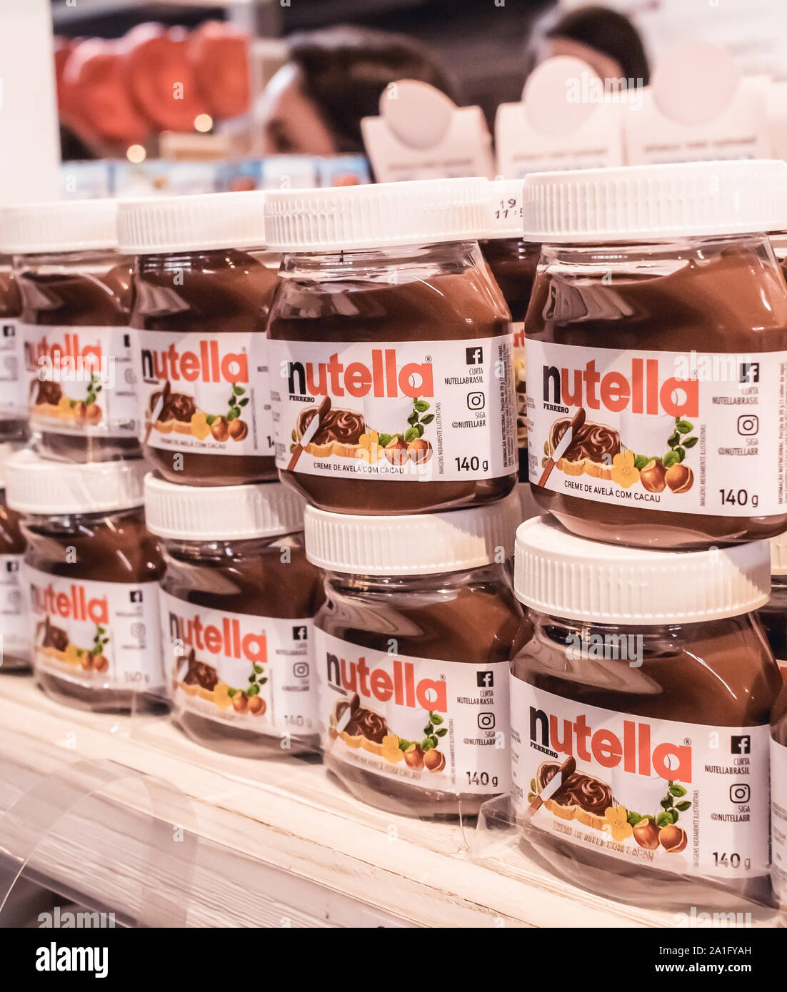 Pots de Nutella affiché sur un marché à l'étagère. Banque D'Images