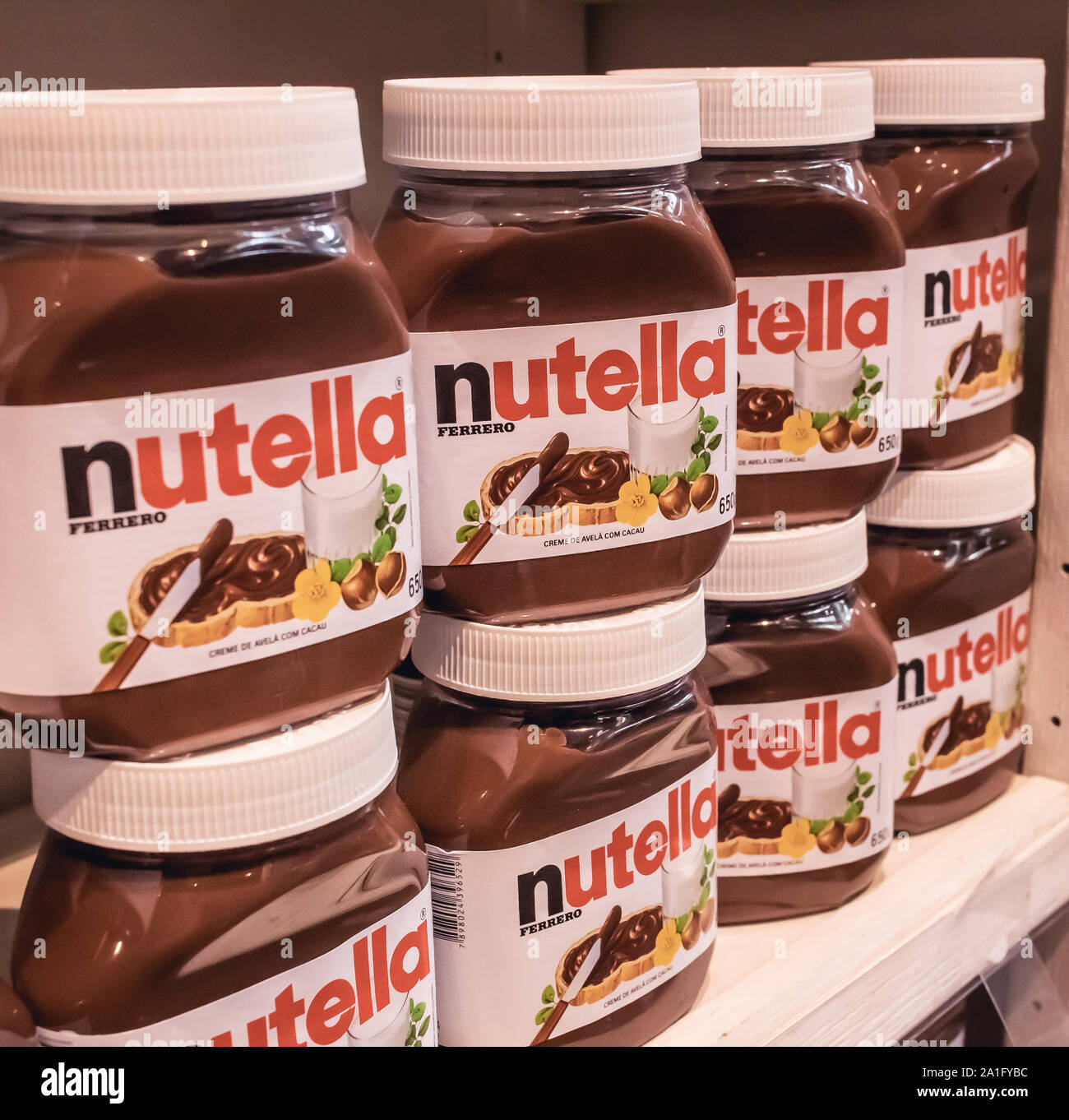 Pots de Nutella affiché sur un marché à l'étagère. Banque D'Images