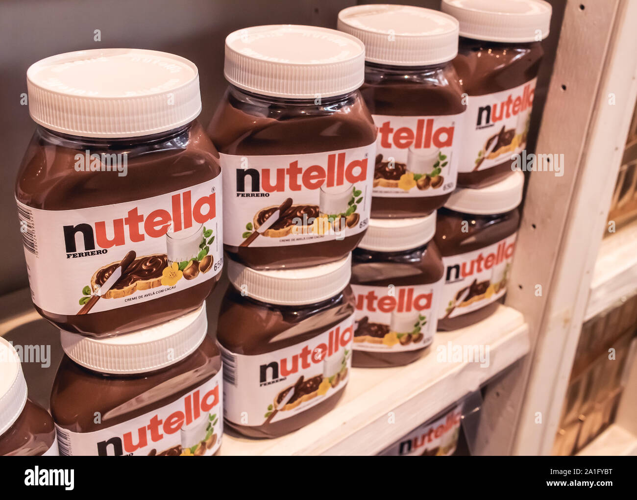 Pots de Nutella affiché sur un marché à l'étagère. Banque D'Images