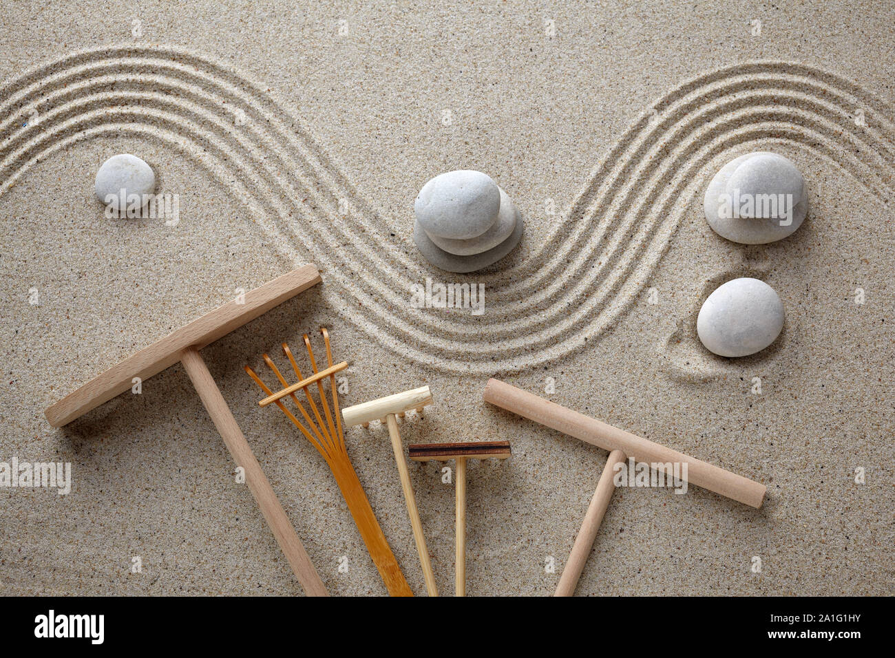 Un râteau dans un jardin zen rock, la préparation du sable. Vue d'en haut Banque D'Images