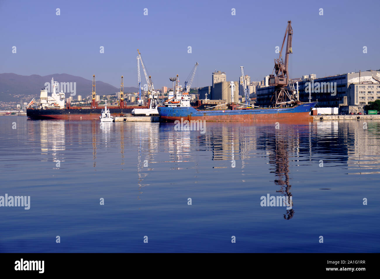 Le Port de Rijeka, et l'Adriatique avec des navires en cours de chargement Banque D'Images