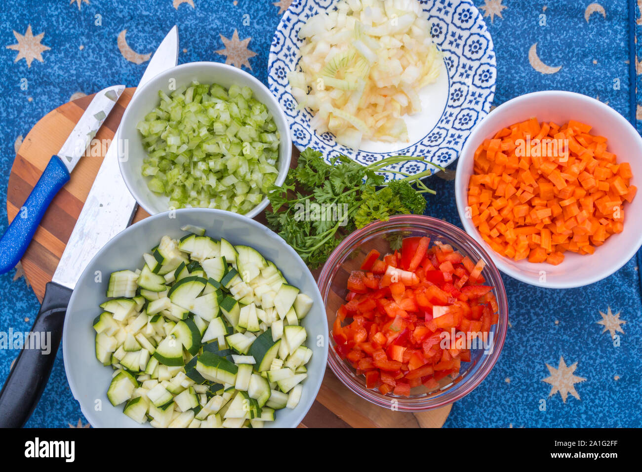 Des légumes pour la cuisson sur la mise à plat, vue supérieure avec copie espace Banque D'Images