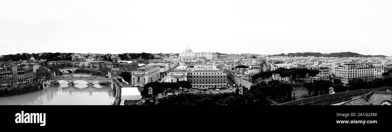 Vue de la ville de Rome, Italie. Tibre, pont Vittorio Emanuele,Vatican avec coupole de la Basilique St Pierre au centre. Pho monochrome Banque D'Images