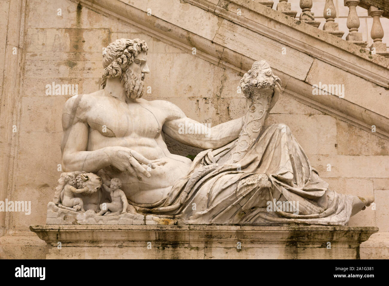 Représentation de romain comme un dieu du Tibre (Tiberinus) avec cornucopia au Capitole, à Rome. Banque D'Images