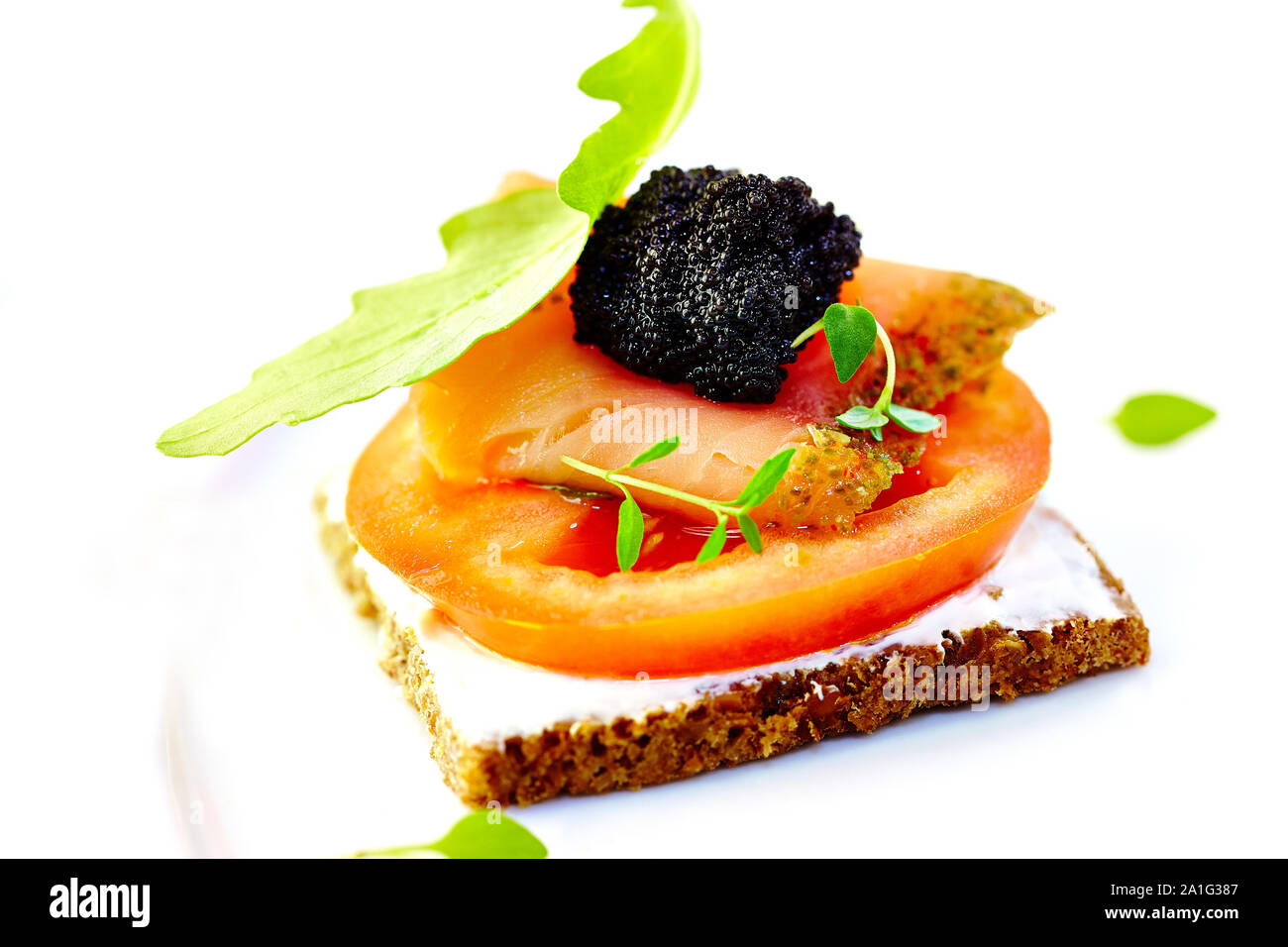 Canape avec saumon fumé, fromage, tomate et caviar. Image symbolique. Concept pour un repas sain et savoureux. Banque D'Images