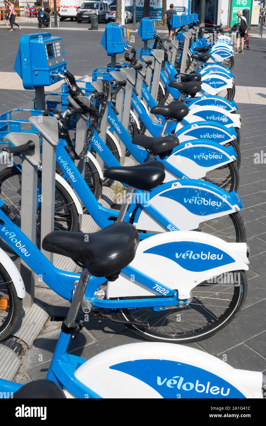 Une rangée de Vélo Bleu de Location de vélo à une station d'accueil à Nice, France, Europe Banque D'Images