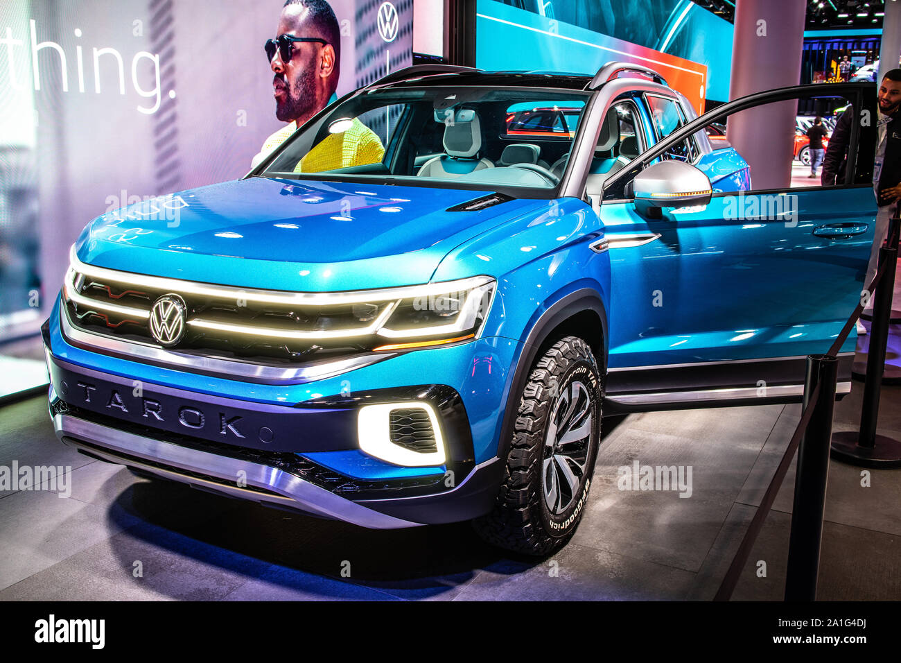 Francfort, Allemagne, nov 2019 VW Volkswagen bleu Tarok camionnette 4Motion à l'IAA, année modèle 2020, produit par le constructeur allemand Volkswagen Group Banque D'Images