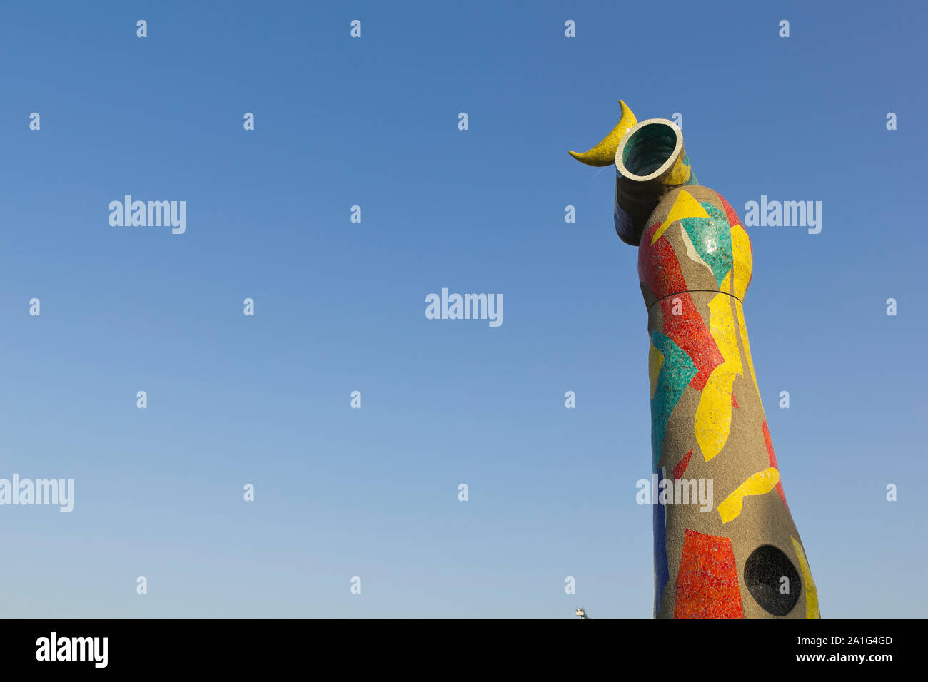 Barcelone - MAR 9. La statue 'Femme & Bird', le 9 mars 2011 à Barcelone. Femme & Bird par Joan Miro. Derrière les arènes, les Arènes. L'intérieur est le rock muse Banque D'Images