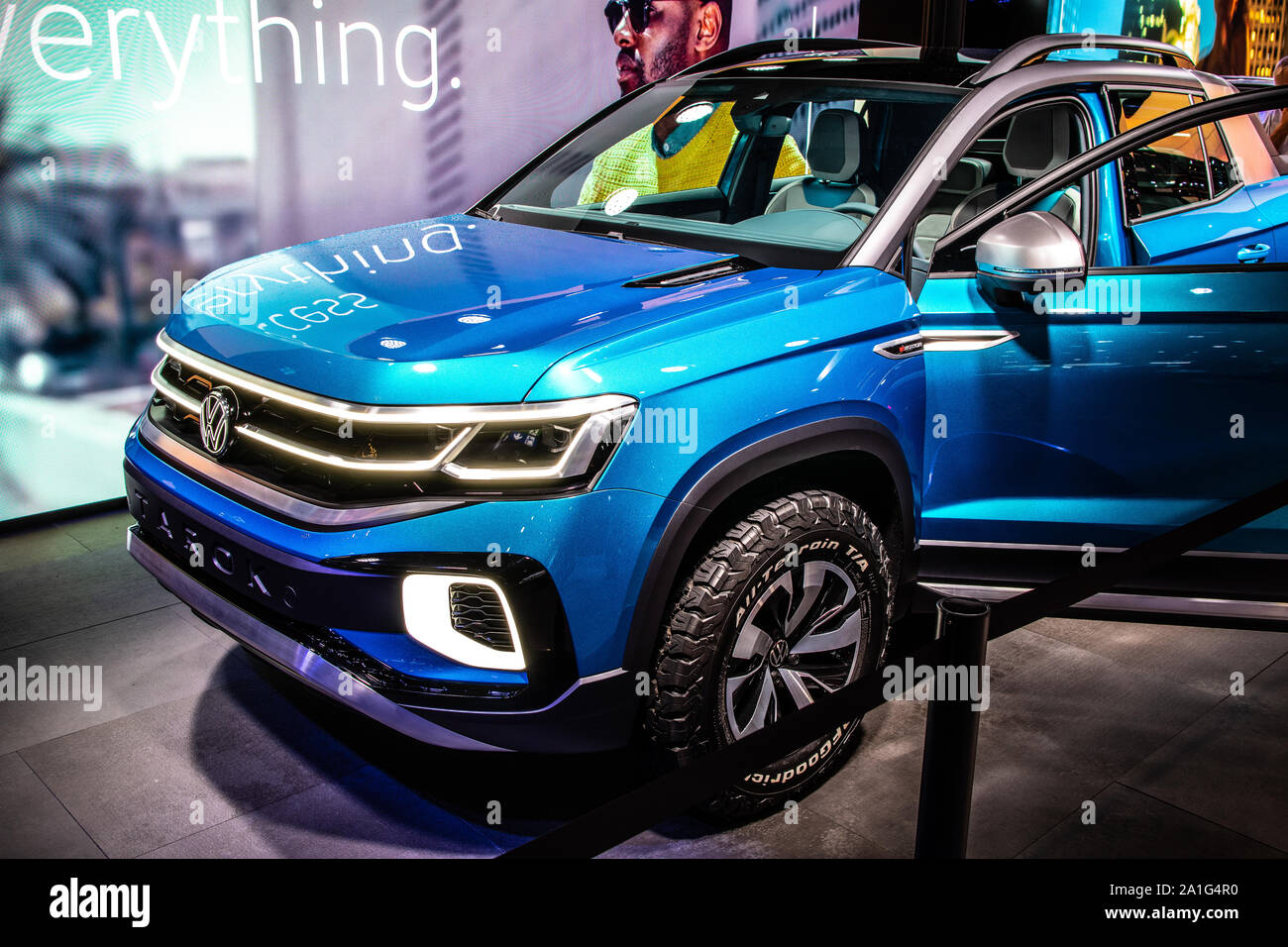 Francfort, Allemagne, nov 2019 VW Volkswagen bleu Tarok camionnette 4Motion à l'IAA, année modèle 2020, produit par le constructeur allemand Volkswagen Group Banque D'Images