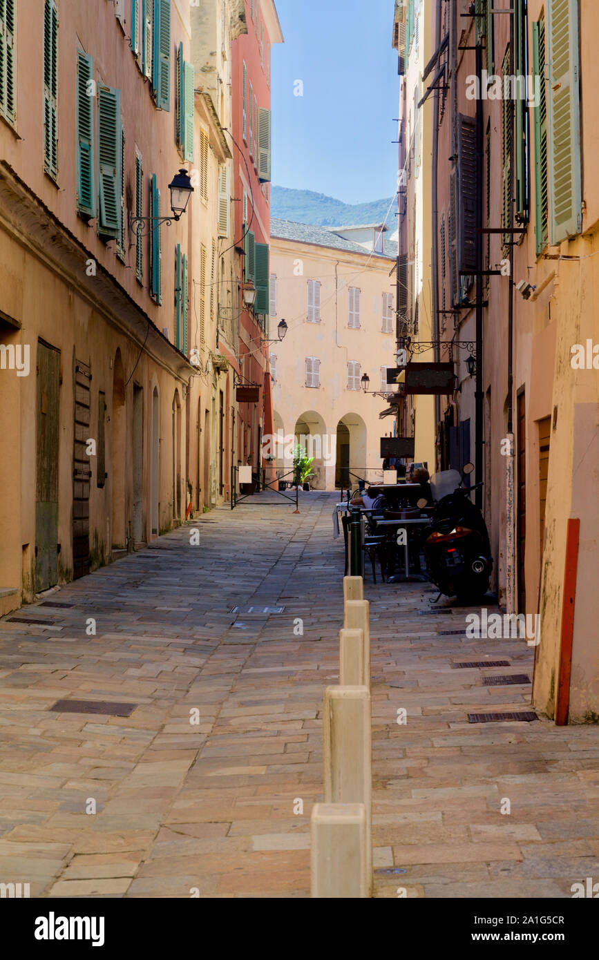 Peu d'allée entre maisons jaune Banque D'Images