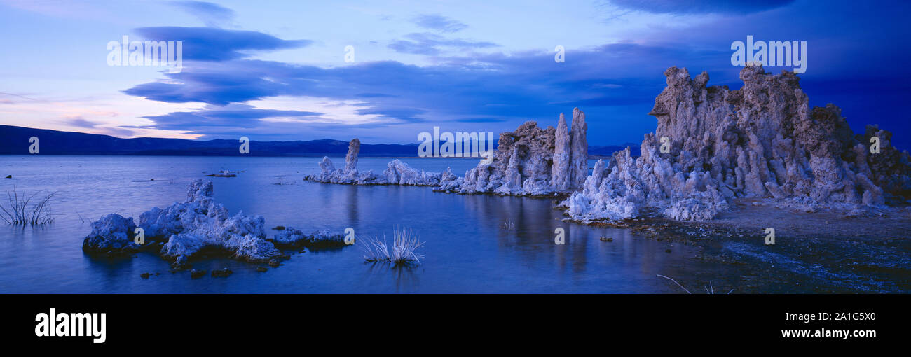 USA. La Californie. Salt Lake Mono à la brunante. Banque D'Images