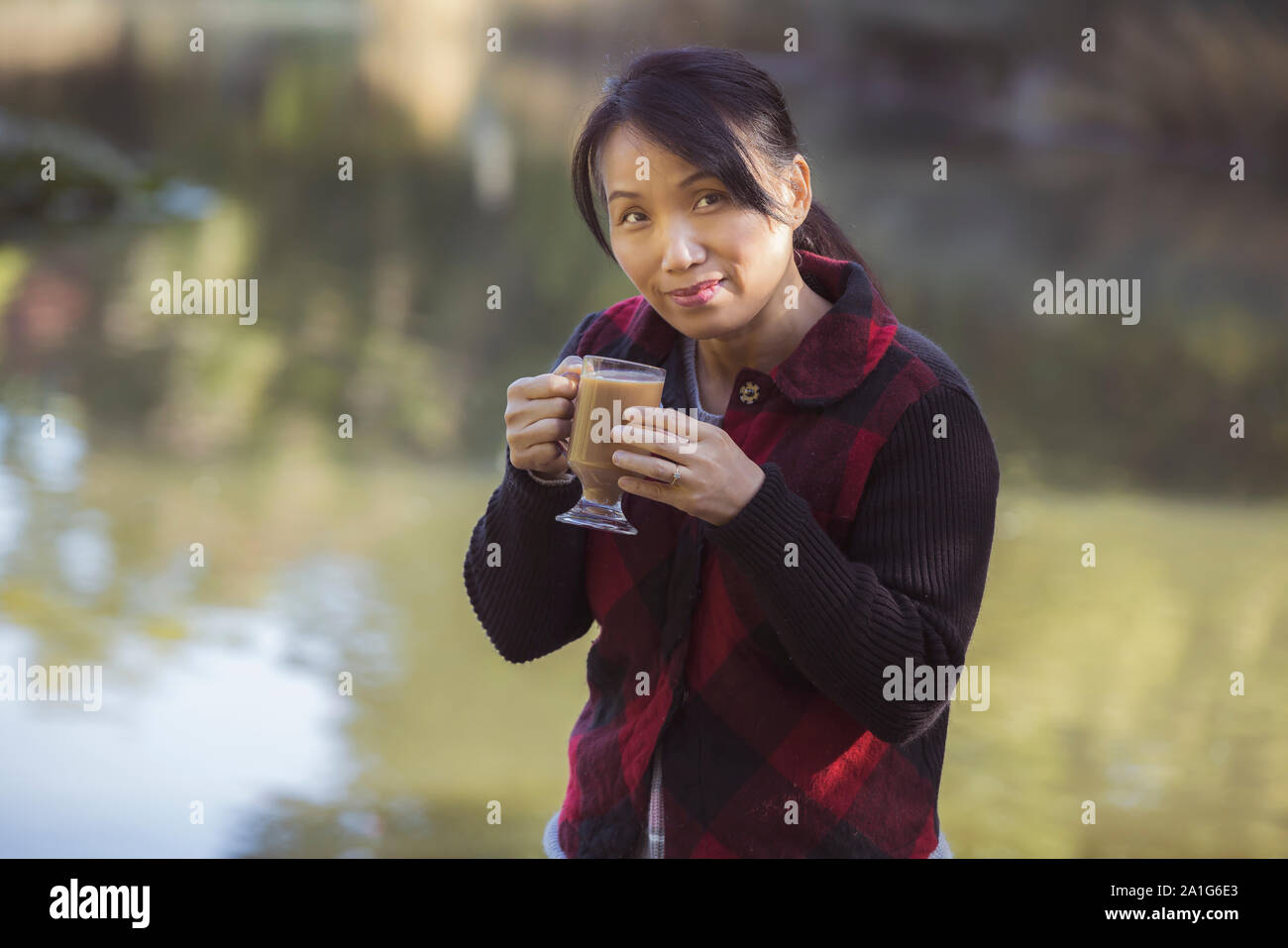 Une femme coréenne bénéficie d'une tasse de café sur une journée d'automne à Spokane, Washington. Banque D'Images