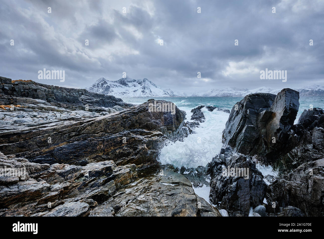 Mer de Norvège vagues sur côte rocheuse de îles Lofoten, Norvège Banque D'Images