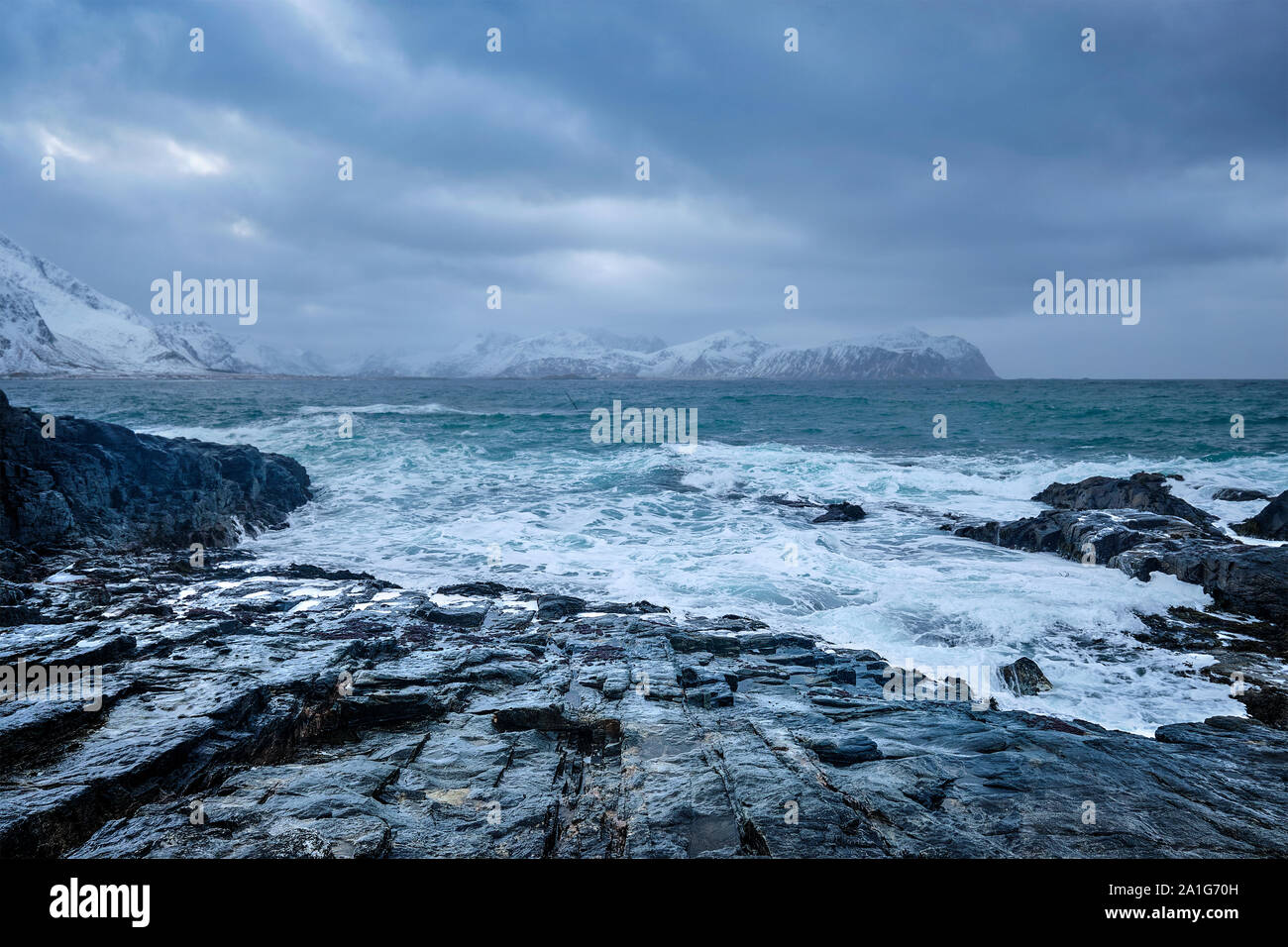 Mer de Norvège vagues sur côte rocheuse de îles Lofoten, Norvège Banque D'Images