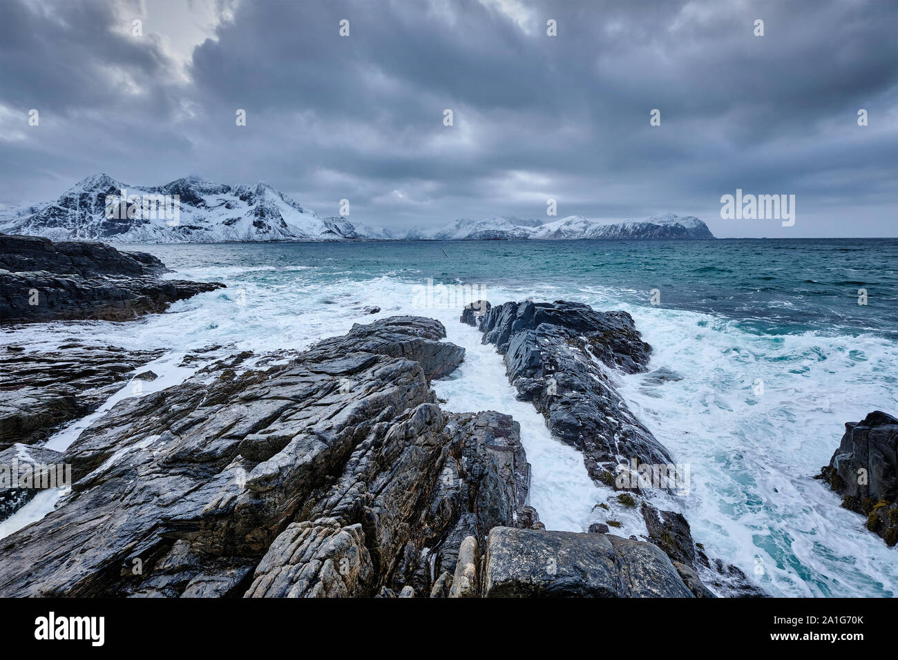 Mer de Norvège vagues sur côte rocheuse de îles Lofoten, Norvège Banque D'Images