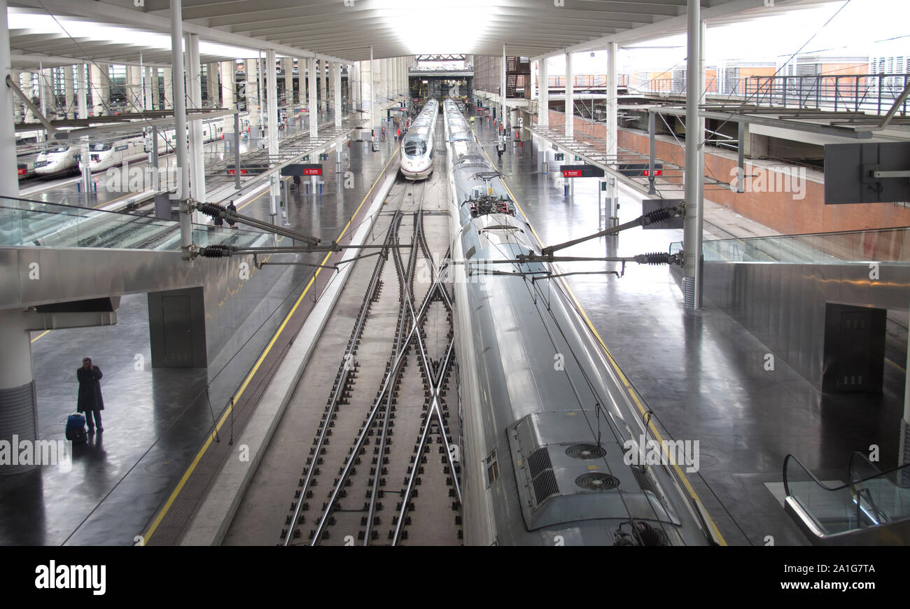 MADRID - FEB 21 : train à grande vitesse en gare d'Atocha, le 21 février 2013 à Madrid, Espagne. Principales villes d'Espagne sont reliées par les trains à grande vitesse. Banque D'Images