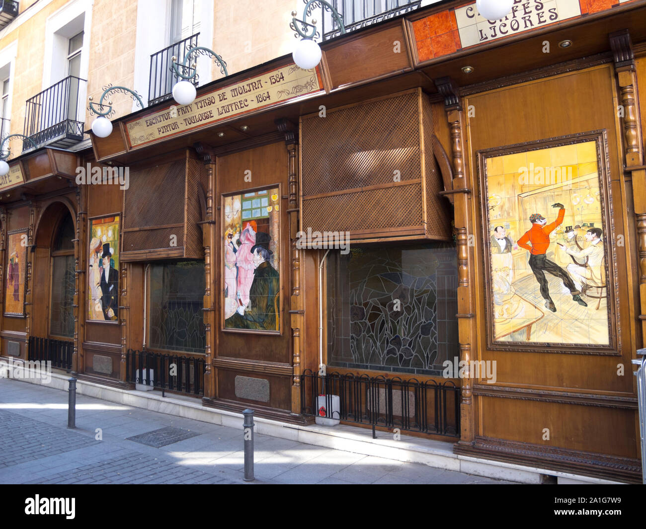 MADRID - FEB 23 : Mosaïque de Toulouse Lautrec le 23 février 2013 à Madrid, Espagne. Mosaïque sur la façade d'un café à Madrid 1864, inspirée d'un painti Banque D'Images