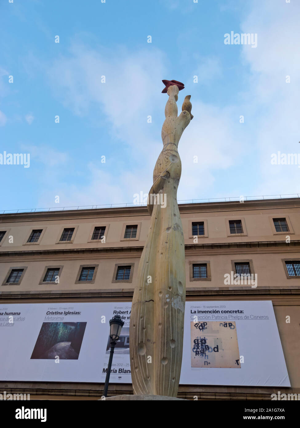 MADRID - 13 mars : Reina Sofia le 13 mars 2013 à Madrid. Ce musée est dédié à l'art contemporain Monument à espagnols contre e Banque D'Images