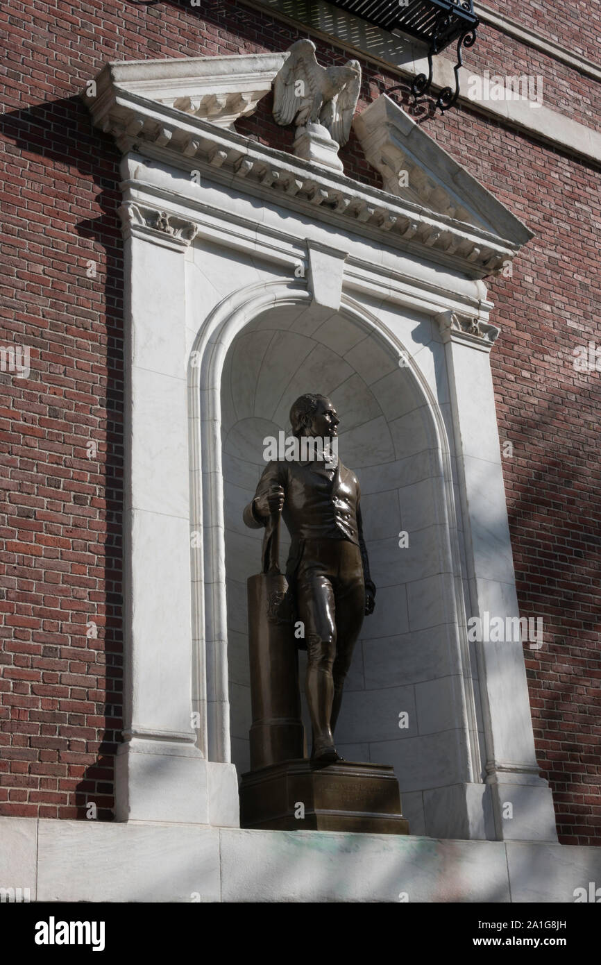Alexander Hamilton statue dans une niche de la façade du musée de New York, USA Banque D'Images