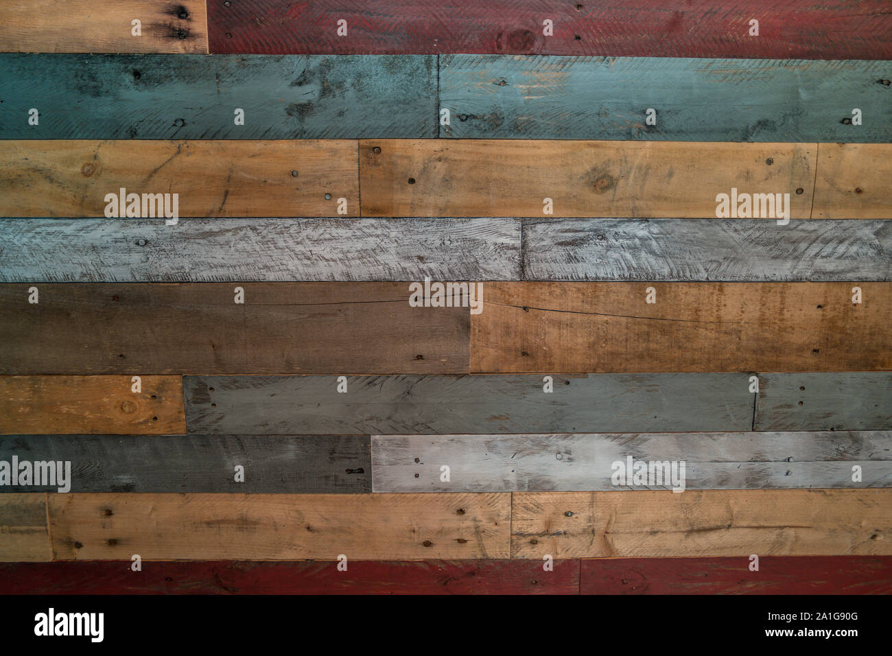 Palette bois rustique de multicolore sur un mur intérieur de style ferme  close up copie espace et milieux Photo Stock - Alamy