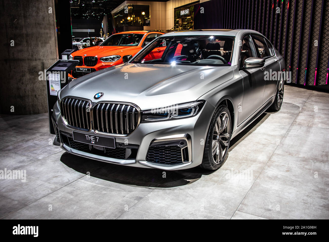 Francfort, Allemagne, nov 2019 berline BMW de Série 7 M760Li xDrive, de l'AIA, 6e gen, G12, 7er limousine fabriqué par BMW Banque D'Images